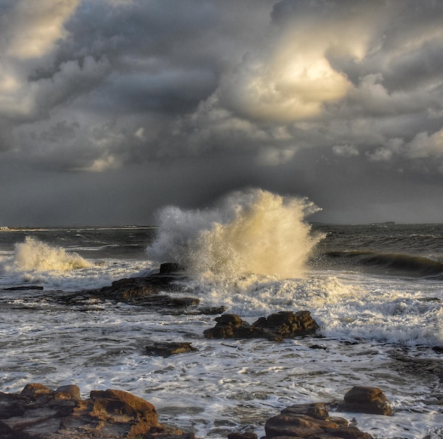 Linea di tempesta sulla costa del Lazio: un fenomeno meteorologico intenso e pericoloso