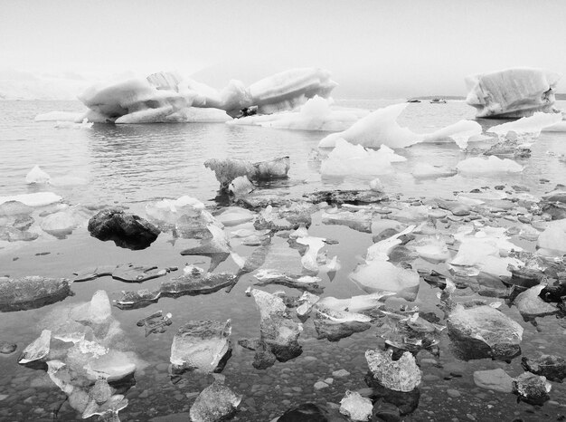 Crisi climatica: ghiaccio marino in Artico e Antartico ai minimi storici