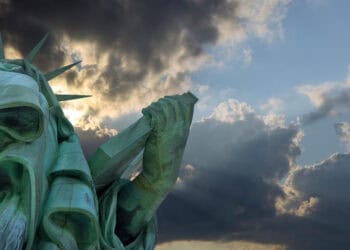 Statue of Liberty with beautiful colorful orange sky sunset in Manhattan New York City - Meteo: Novembre anomalo, ecco i rischi che corriamo