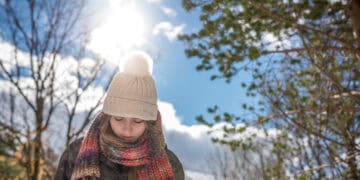 portrait Young pretty woman in winter in the snow - DIRETTA METEO, News Meteo, Previsioni Meteo, Viaggi