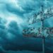 Metallic empty blank crossroad signpost mockup against blue sky and clouds - Previsioni meteo: come sarà fine ottobre e inizio novembre? Aggiornamenti sul ponte di Ognissanti