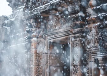 Ancient Snow Covered Stone Temple During Winter Snowfall - Arriva un inaspettato cambiamento del tempo in autunno