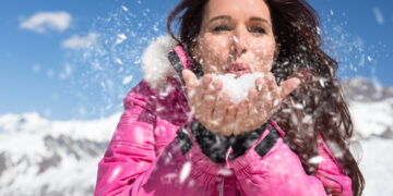 Woman blowing snow - DIRETTA METEO, News Meteo, Previsioni Meteo, Viaggi