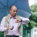 Frustrated man checking time - Meteo Italia: stop autunno, alta pressione con sole e nebbie