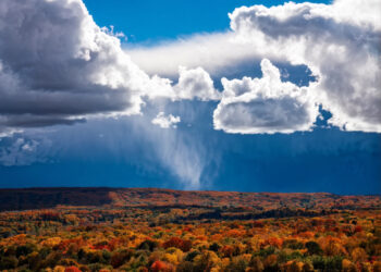 Scenic Cloudscape with Fluffy Cumulus Clouds - Meteo inverno. Parola chiave: vortice polare