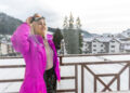 Young happy woman in snowy mountains. Winter sport vacation. - DIRETTA METEO, News Meteo, Previsioni Meteo, Viaggi