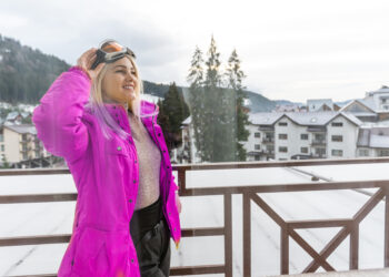 Young happy woman in snowy mountains. Winter sport vacation. - La prima ondata di freddo che porterà gelo e neve in Italia