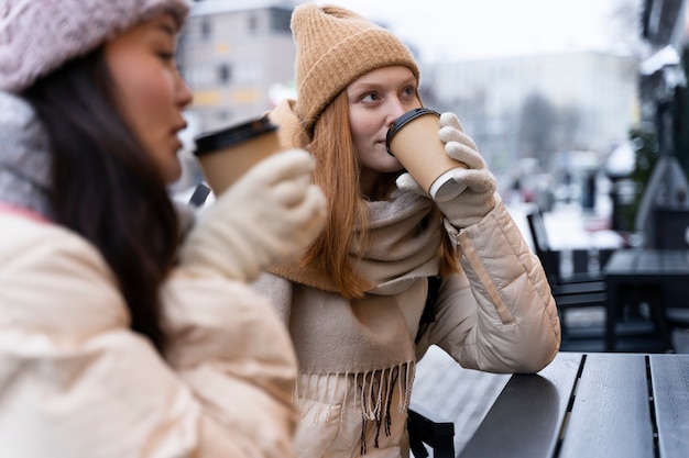 amici che viaggiano insieme inverno 23 2149275341 - Possibile ondata di freddo a novembre, ma le conferme ritardano