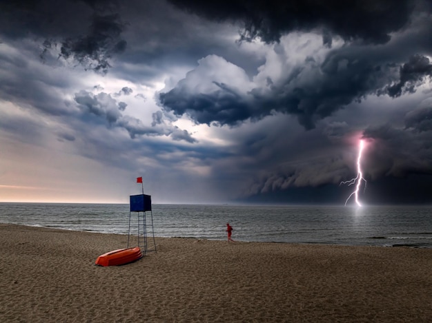 bagnino funzione e torre del bagnino durante la tempesta nel mar baltico 1026936 3944 1 - Meteo: ancora maltempo, l’Italia sotto la presa di un ciclone