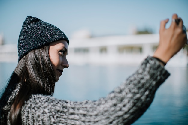 donna che cattura selfie con acqua background 23 2147732049 2 - Meteo, quando arriva il freddo? Scopriamo la data della prima neve a quote basse