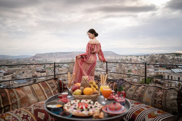 donne felici sul tetto della casa della caverna che godono del panorama della citta di goreme cappadocia turchia 46370 909 - Esplorando Colonia: tra antica cultura e delizie gastronomiche