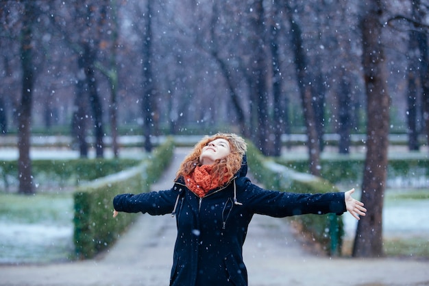 giovane donna una giornata invernale sotto i fiocchi di neve nel parco 213512 1850 - Meteo: l’inverno inizia con sorprese e colpi di scena