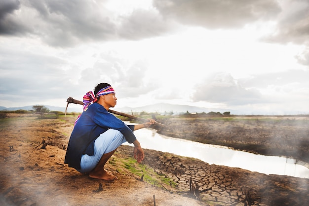 hopeless farmer seduto su un terreno asciutto con la zappa sulla spalla e il vapore da terra crisi del riscaldamento globale concetto di crisi economica 40836 1704 3 - Meteo: non dimentichiamo le devastanti conseguenze della siccità