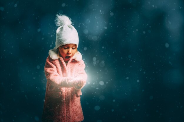 ragazza che soffia nella neve su uno sfondo nero alla vigilia di natale 180633 1133 - Inizio anticipato dell’inverno a causa del vortice polare e La Niña