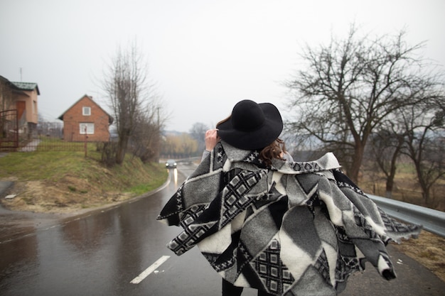 ragazza con un cappello nero che cammina lungo la strada una giornata piovosa 108945 680 - Maltempo: quali regioni sono state colpite di più? Dettagli