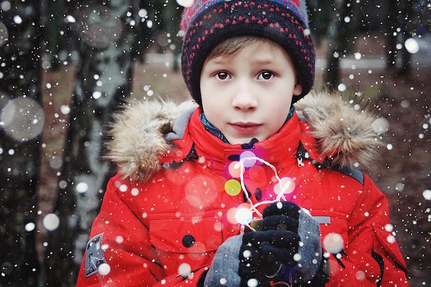 ritratto di un ragazzo che indossa abiti caldi 1048944 559429 2 - Meteo, inverno 2024-2025: la Niña accelera, stagione rigida in arrivo