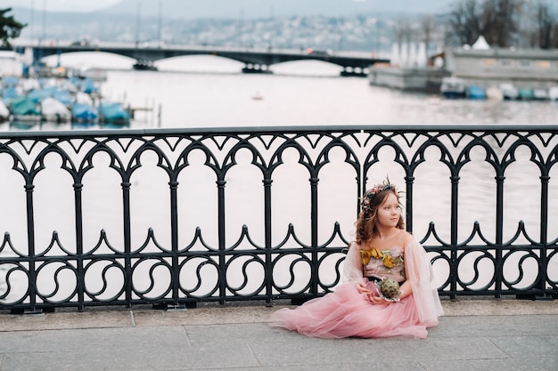 una bambina vestita da principessa rosa con un bouquet mano cammina per la citta vecchia di zurigo 217593 3152 - La Niña porta neve dalla Valle Padana a Firenze e Roma