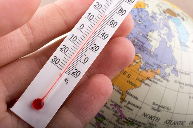 vista ad alta angolazione del testo tenuto mano 1048944 3870760 - Meteo: le temperature caleranno progressivamente entro il weekend, finisce l’ottobrata (mappe)