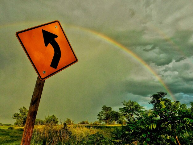 vista basso angolo del cartello sul campo contro l arcobaleno nel cielo nuvoloso 1048944 21208758 - Allerta meteo: un segnale fondamentale per prevenire i pericoli