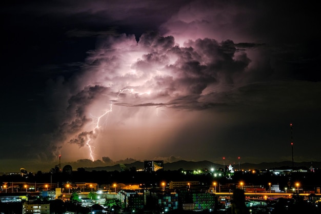 Tempesta estrema con 55.000 fulmini colpisce il centro-sud