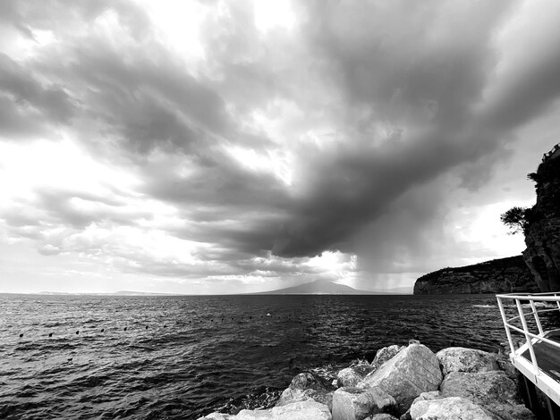 vista panoramica del mare sul cielo 1048944 27628307 - Meteo: perché il Mar Mediterraneo preoccupa