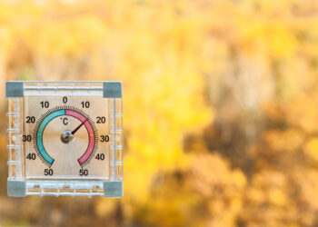 thermometer on window and blurred yellow trees - Previsioni meteo del weekend: ci aspetta un cambiamento radicale