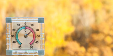 thermometer on window and blurred yellow trees - DIRETTA METEO, News Meteo, Previsioni Meteo, Viaggi