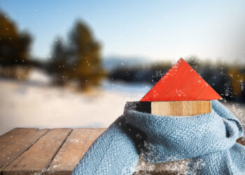 house model with scarf on snow background - Meteo, caldo autunnale: dove si raggiungeranno i 23 gradi?