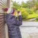 Young woman in winter clothes takes a photo on a smartphone of n - Meteo weekend: vento freddo, pioggia e neve, ma non per tutti