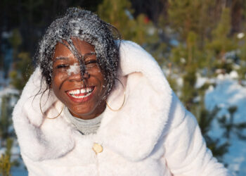 pretty happy lady with snow on face smiles - L’intelligenza artificiale applicata alla meteorologia: quali saranno le conseguenze?