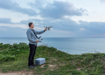 Man pilot, holds the drone before the flight. - Meteo Italia: l’anticiclone inizia a essere minacciato, arriveranno piogge