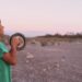 A boy gleefully plays with a kite on the beach by the sea, laughing and enjoying the moment. - Meteo: 21 e 22 novembre, attesi freddo, pioggia e neve