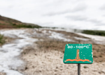 Warning Sign in Haukadalur geothermal, Iceland - Meteo: Immacolata fredda, necessari cappotti e ombrelli