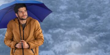 Digital composite of Man with blue umbrella in blue snow forest - DIRETTA METEO, News Meteo, Previsioni Meteo, Viaggi