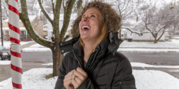 A Young Caucasian Woman Excitedly Waits And Prays For Good News - DIRETTA METEO, News Meteo, Previsioni Meteo, Viaggi