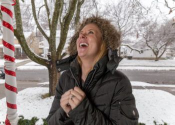 A Young Caucasian Woman Excitedly Waits And Prays For Good News - Meteo: temperature tra autunno e inverno