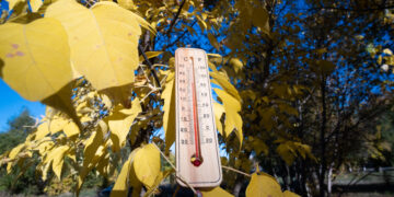 Thermometer on background autumn landscape. Thermometer on background autumn leaves. - DIRETTA METEO, News Meteo, Previsioni Meteo, Viaggi