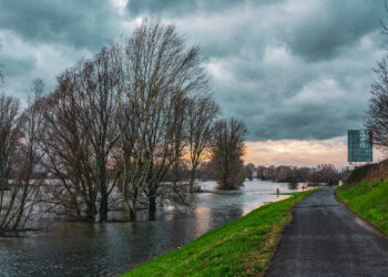 Flood on the Rhine near Cologne, Germany. - Strategie per promuovere il turismo sostenibile tra i viaggiatori