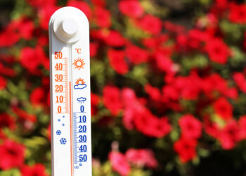 Thermometer on natural background - Meteo: stop all’alta pressione, crollo improvviso