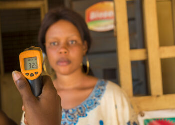 Close-up shot of a young african woman using infrared forehead thermometer (thermometer gun) to check her body temperature for virus symptoms – epidemic virus outbreak concept - Tendenza meteo: la prossima settimana prevede forti piogge, temporali e neve!