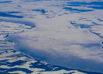 aerial photography from the height of the plane of the lake in the ice and fields in the snow - Meteo fiacco a dicembre, meglio gennaio e febbraio