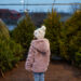 little girl choosing christmas tree at market - Meteo, la prossima settimana: Italia nel mirino dall’Atlantico alla Russia