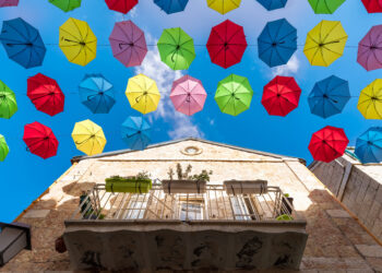 Jerusalem, Israel, Nahalat Shiva tourist promenade and colorful umbrella street of Old City - Meteo: Piogge insufficienti in Sicilia, la siccità rimane molto grave