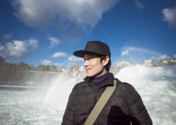 Asian man tourist with Rheinfall,Switzerland - Cuscino freddo padano: l’alleato ideale per la neve in pianura