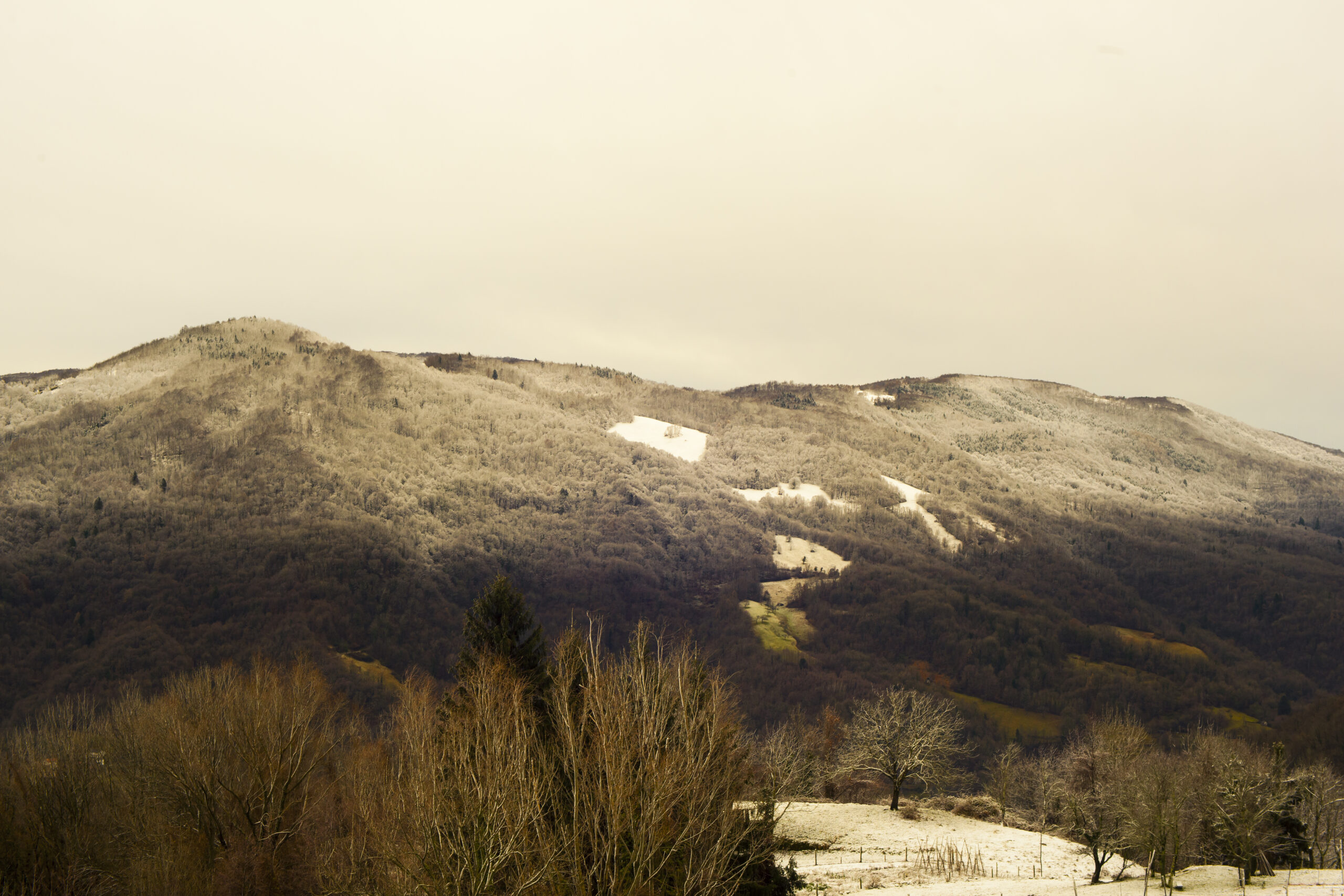 Montagne marroni, la neve che non arriva ancora