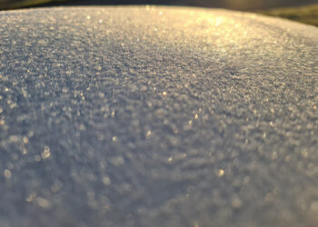 Bright sunlight on white frosty surface background - Guarda: Tempesta tropicale Debby inonda Fort Myers, si dirige lentamente verso la costa della Florida