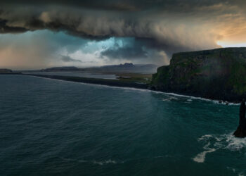 Iceland black sand beach with huge waves at Reynisfjara Vik. - Meteo, alta pressione mostruosa, ma il freddo è dietro l’angolo