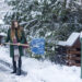 woman cleans snow shovel - Temperature: attenzione al rischio gelate, ecco il primo assaggio d’inverno