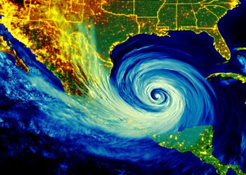 A satellite image of a hurricane forming over the Pacific Ocean near Mexico. - Gestione di siccità e alluvioni in agricoltura in condizioni meteo estreme