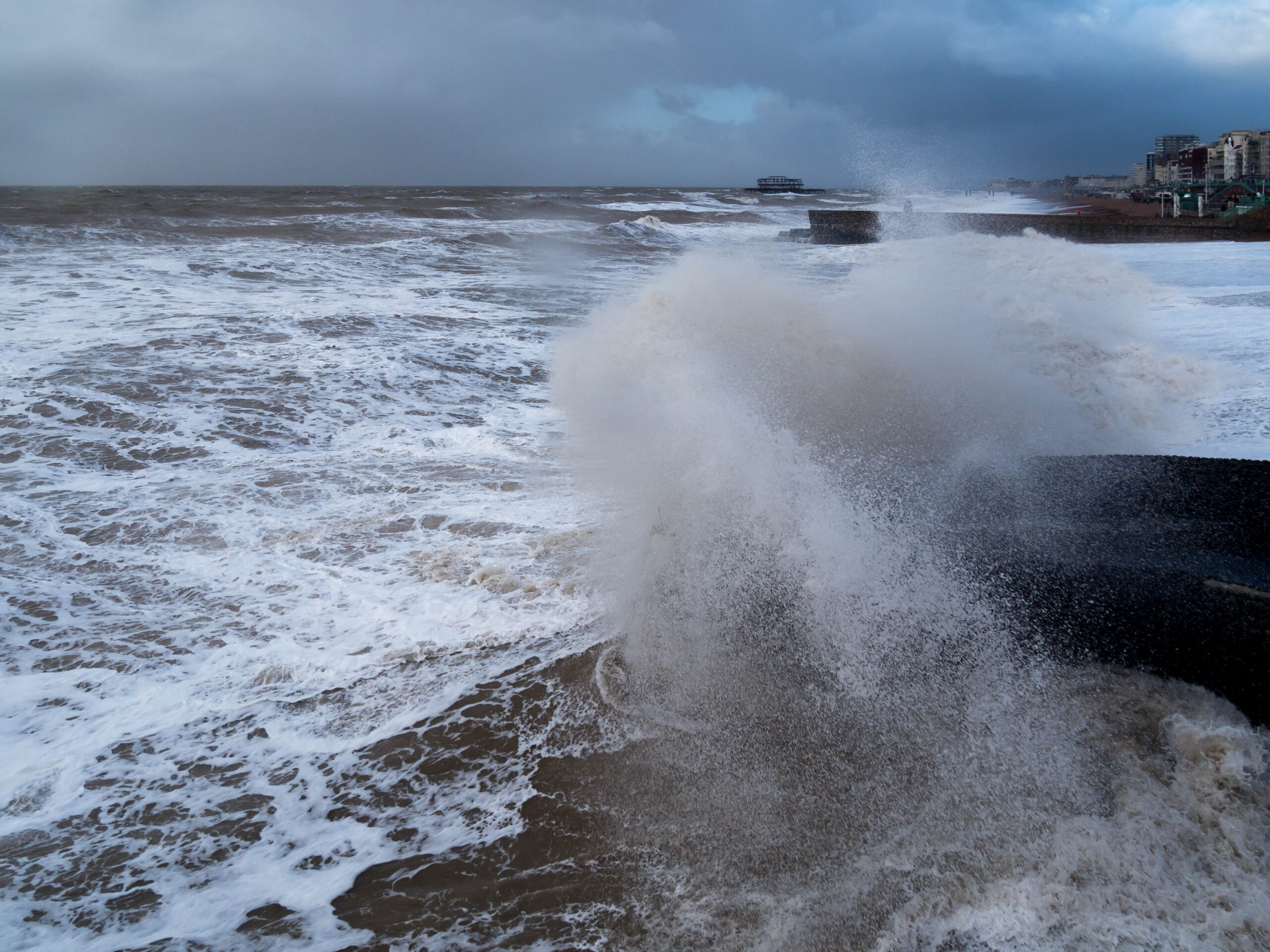 Meteo, mare agitato: onde alte 6 metri minacciano le coste Tirreniche